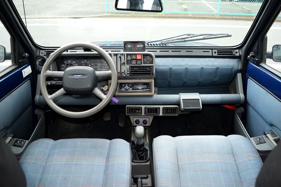 シンプルながらもとても良く考えられたデザイン！助手席前の物入なんかは布を張ってあるだけですが、これで十分なのです！