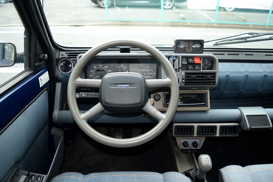 メーターパネル左横にはタコメーターが増設されています。走りの楽しいパンダにはうれしい装備！