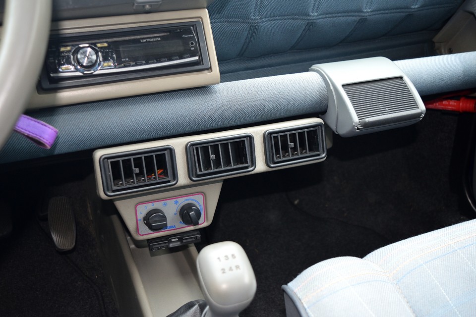 もちろんクーラーも装備。なかなか完調なクーラーも少ないパンダですが、この個体はかなり冷えますので、夏でも日常的にお乗りいただける状態です。