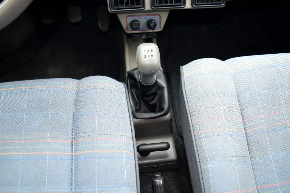 シフトフィールは小気味よいイタリア車ならではのそれ。手前の横棒は2WD⇔4WD切り替えレバー。パートタイム4WDなので、悪路は走らない！って言う方は省エネの2WDでどうぞ。