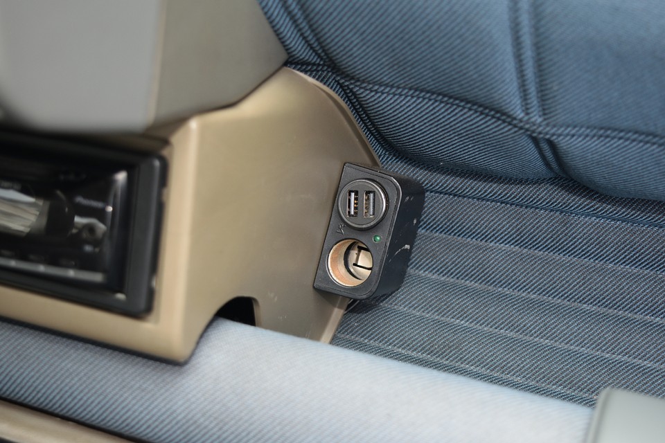 もはや必須とも言えるシガーソケットの増設も実施済。スマホの充電もこれでバッチリ！