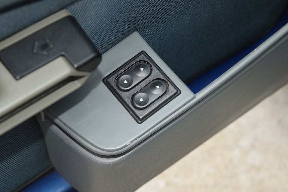 パワーウインドウスイッチの設置された物入は必ず変色してしまうところですが、これは以前に塗装されているようでキレイな状態です。