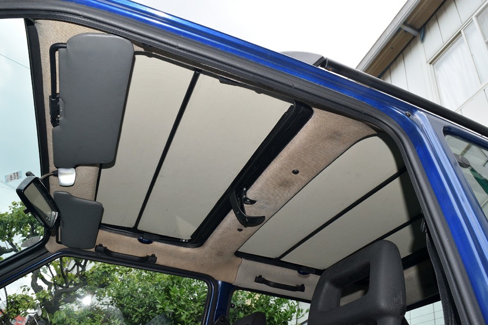 幌も以前に張替されているようで、内側はご覧の通り清潔な状態です。