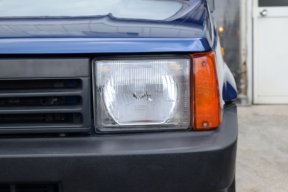 ヘッドライトはガラス製なので曇ることはありません。ガラス内部の上側左右に見える茶色っぽいものは光軸調整ネジの補修跡です。左走行用ヘッドライトは希少なので「パンダあるある」ですね。