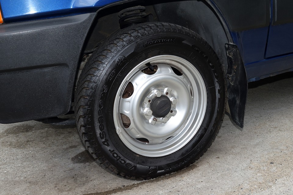4×4パンダに似合うオリジナルの鉄ッチンホイールは塗装済でキレイな状態です。足元がキレイだと締まりますね。