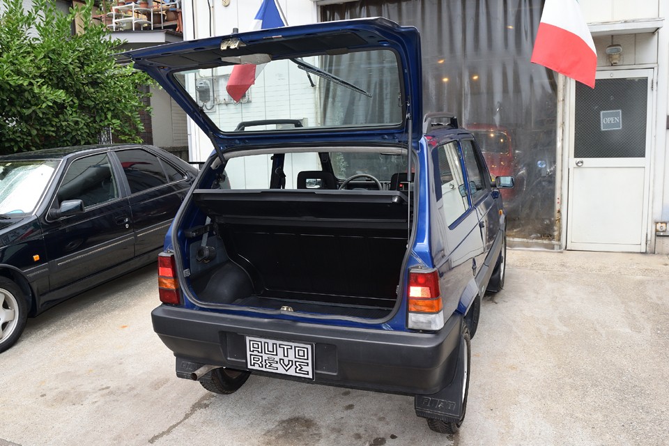 実用車ならではの使いやすいリアトランク。ハッチも軽いので女性でも軽々開閉可能！