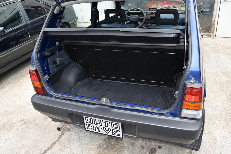 このボディサイズでこのラゲッジスペースは立派！日常使用には十分過ぎるほどかと。もちろんリアシートも折り畳めますので、更に広大なスペースに！