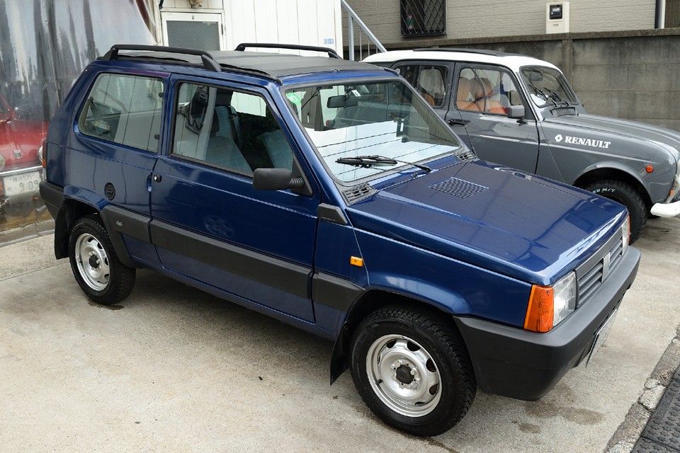 それではここでおさらい。1999年式の最終ディーラー車で4×4の左ハンドル、5MT。4WDはパートタイムなので2WDへの切り替えも可能。