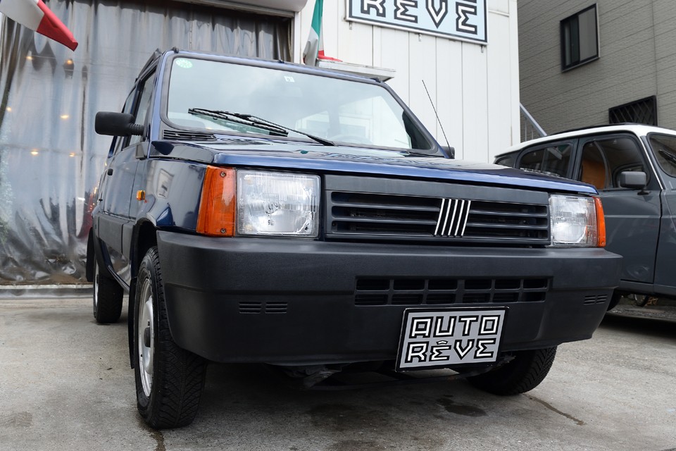 見た目は内外装ともにオリジナル状態で塗装状態も◎！内装は少し薄汚れが目立つのでクリーニングを実施します。