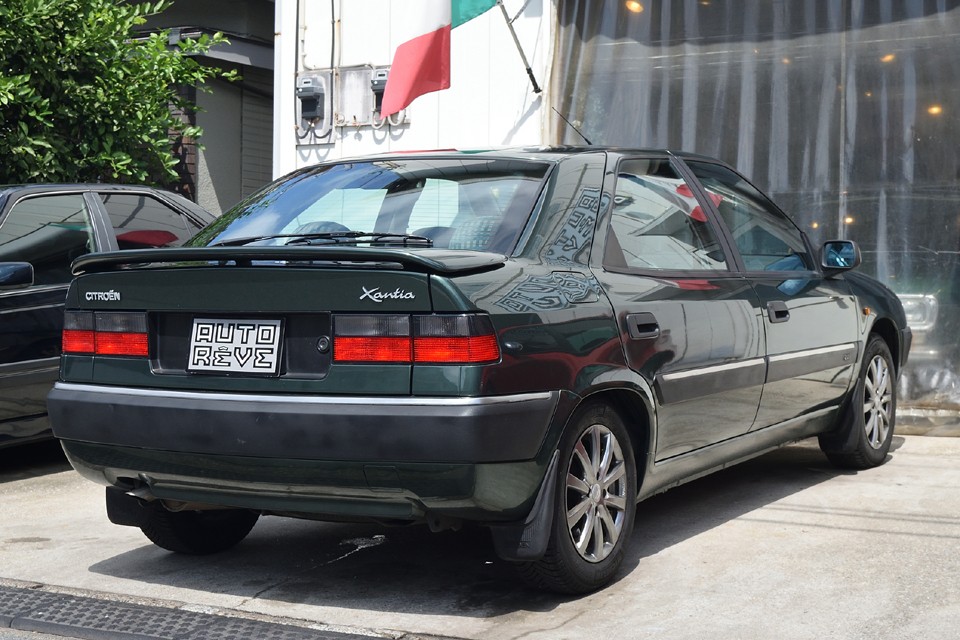 リアスポイラーは賛否両論あるところですが、これはこれでよろしいかと。それより、本車両の最近の状況をご説明・・・。