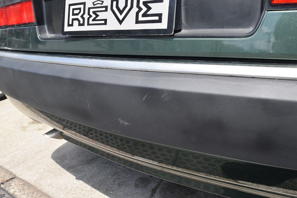 前述の整備内容でかなり良さげな感じ！と容易に推測していただけると思いますが、気になるところはもちろんあるわけで・・・外観で唯一気になるところがコレでしょうか。リアバンパーにご覧のいくつかの薄いキズがあります。