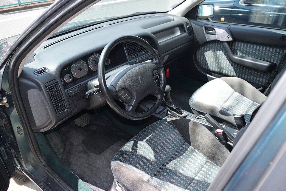 当時はSXが多かったので、見慣れたSXにはない柄のインテリアは新鮮！ボディカラーと同系色のグリーン基調のインテリアは、ヤングアダルトならぬ、アダルトヤングとも言うべき、落ち着いた中にも若々しさを感じる雰囲気！