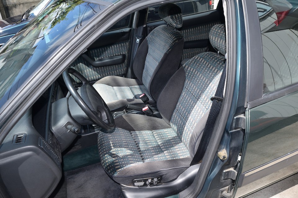 う～ん、エグザンティアのイメージにピッタリの「若過ぎず、落ち着き過ぎない」絶妙なカラーコーディネート！