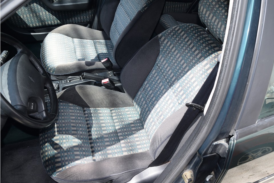 走行距離が少ないこともあり、若干のスレやシワはあるものの、ひどい破れはありません。唯一気になるのは助手席座面がかなり色褪せしています。長い間、日に当たる状態だったんでしょうね。