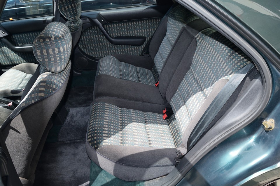 リアシートはほとんど使用感を感じない清潔な状態！フランス車のシートの座り心地を堪能していただけると思います。