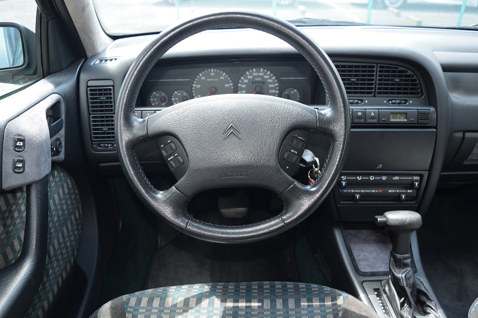 ハンドルの革もスレはほとんどありません。『昔はこんな感じの手触りだったんだよなぁ』そのものかと。