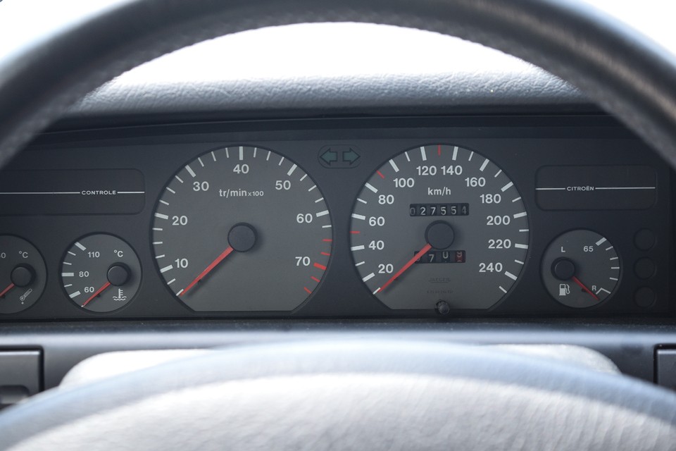 実走行27,554km！20数年を経過したおクルマなので、単純に走行距離が少なければ良い！というわけではありませんが、エンジン、ミッション等の機関やボディにストレスが掛かっていないというのはやはりいいですよね。