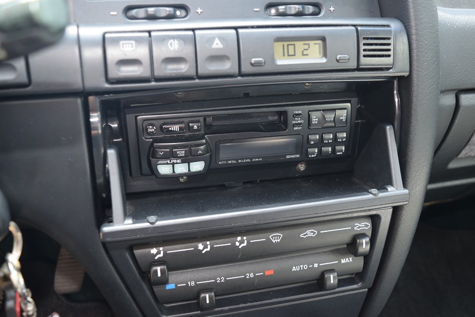 そしてオーディオは・・・今や懐かしいカセットデッキ！「この雰囲気は好きだけどカセットテープなんて持ってないんだけど・・・」という方、ご安心ください！