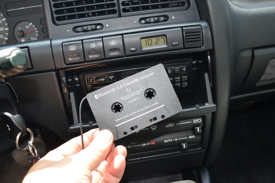 カセットデッキにbluetooth接続出来るアダプターが付属しますので、見た目は当時のままですが、音楽再生は最新のスマホでどうぞ。