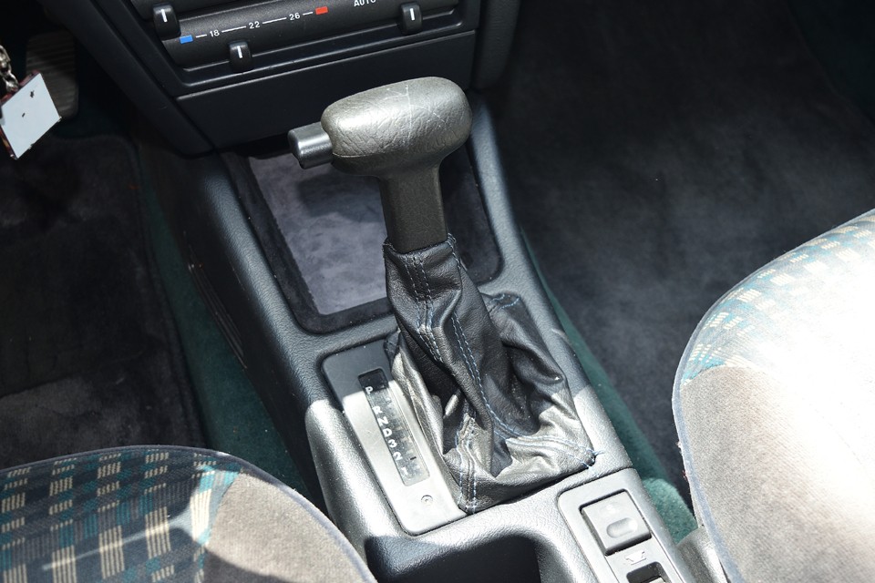 エグザン持病のシフトノブの割れもあるようですが、リペアされているようで操作に支障はありません。