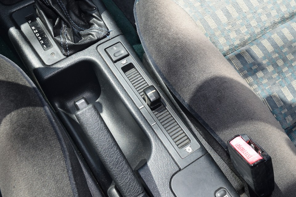 ハイドロ車のみに装備されるの車高調整レバー！全4段階の調整が可能です。その実際の車高はのちほどご紹介。