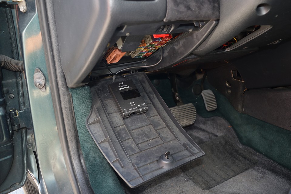 ハンドル左下側にあるヒューズボックス内にETCを装備。助手席前のグローブボックスが狭いエグザンでは、ここがETC設置のベストポイント！