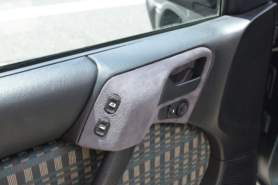 エグザンにお乗りの経験がある方はお分かりいただけると思いますが、この部分だけが他とは違うテカテカのプラ素材なので違和感を感じるところですが、贅沢にもアルカンターラを貼ってグレードアップ！