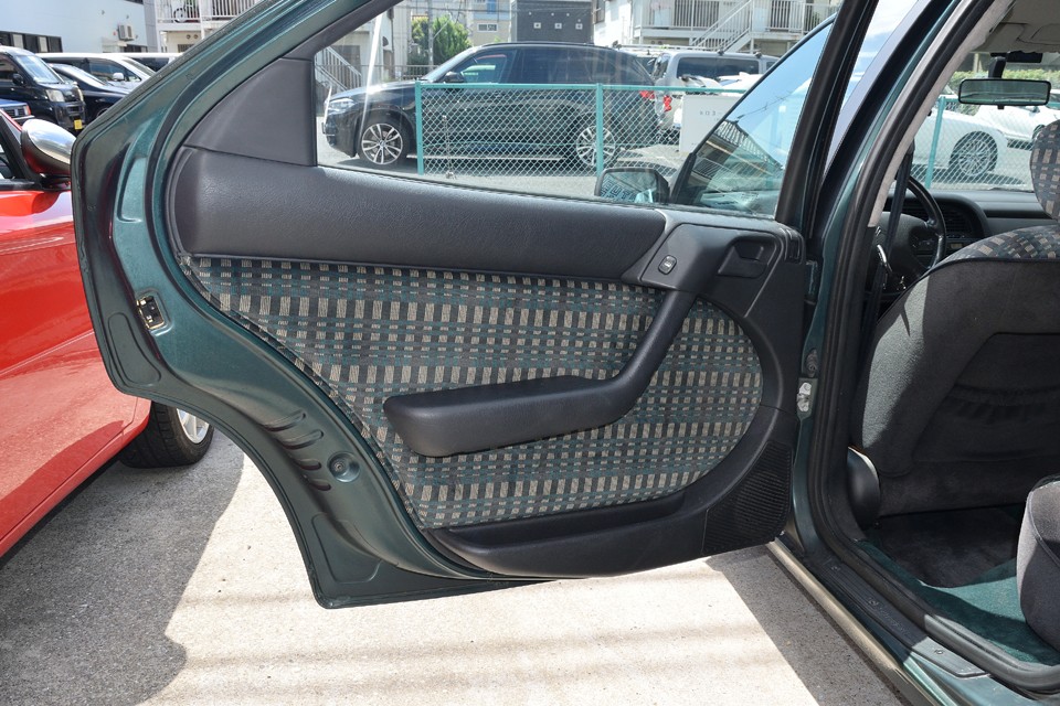 リアドア内張。リアシート同様、ほとんど使用感は感じません。気持ち良くお乗りいただけるかと。