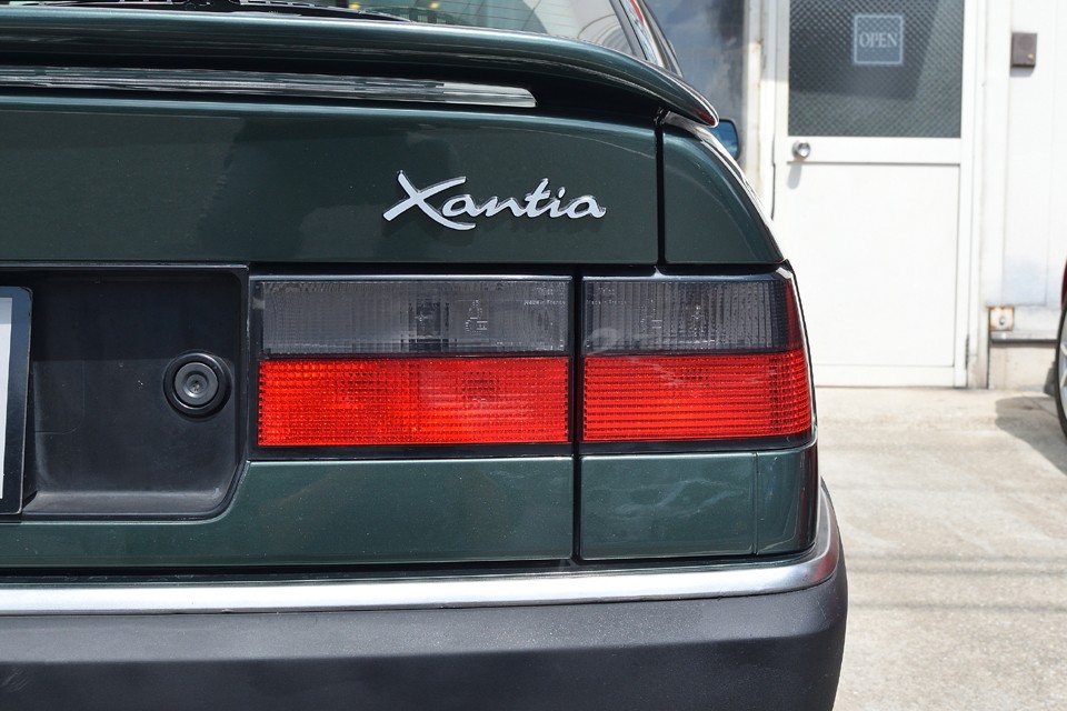 リアレンズもクリアーそのもの。割れはもちろん色褪せも感じません。