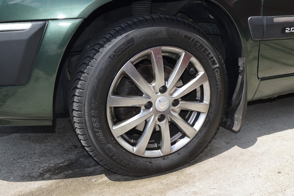 ホイールは社外品に換装されていますが、純正のディッシュタイプと違ってスポークタイプのホイールは若々しさを感じさせ、このエグザンにはとても似合っていると思います。