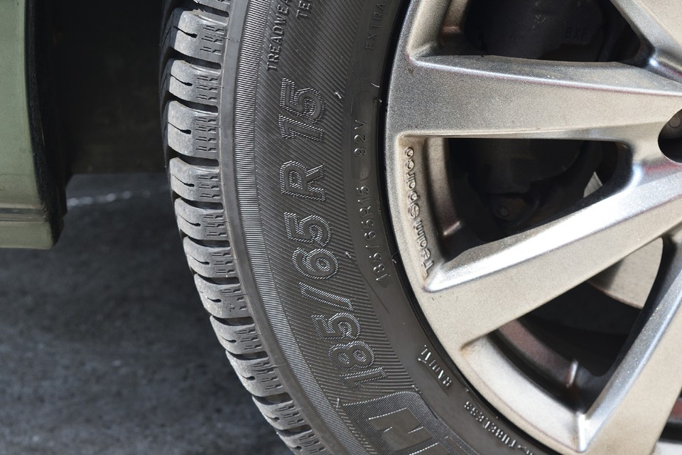 ホイールにキズらしいキズは見受けられません。タイヤサイズは純正の185/65R15。