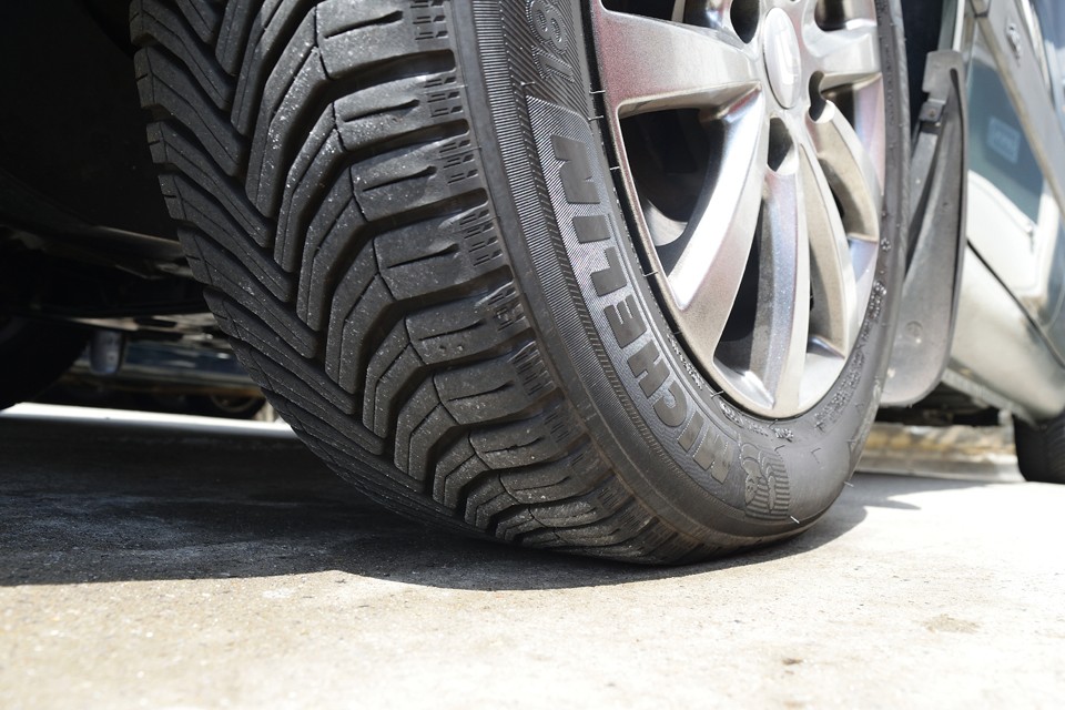 タイヤはミシュランのオールシーズンタイヤ、MICHELIN CROSSCLIMATEを装着。装着後約5,000kmほどの走行ですので、まだまだ新しい状態！