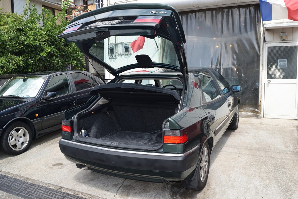 ハッチアバックなので、こんな感じでハッチがガバッと開きます。特に大きな荷物の出し入れにはとっても便利！