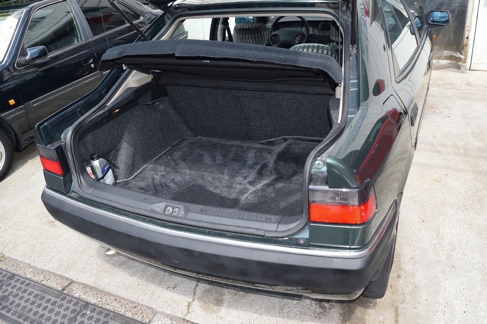 これだけのスペースがありますので、日常使用には十分だと思います。もちろんリアシ―トをたためば更に広大なスペースになります。