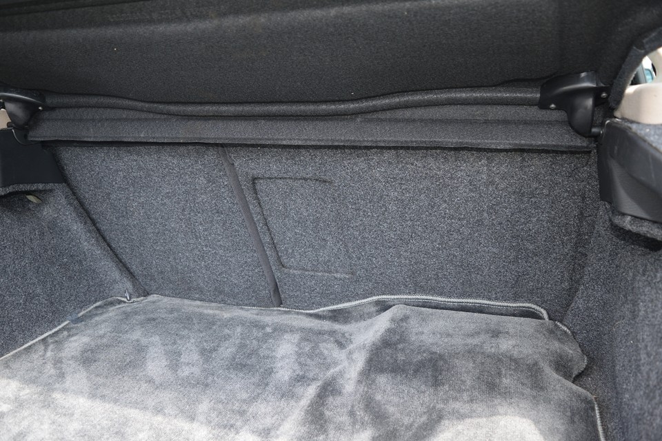 トランクスルートンネルもありますので、スキー等の長物の積載も問題なし！