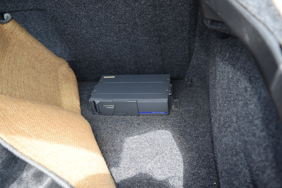 トランクに懐かしの？！ＣＤチェンジャーを装備。