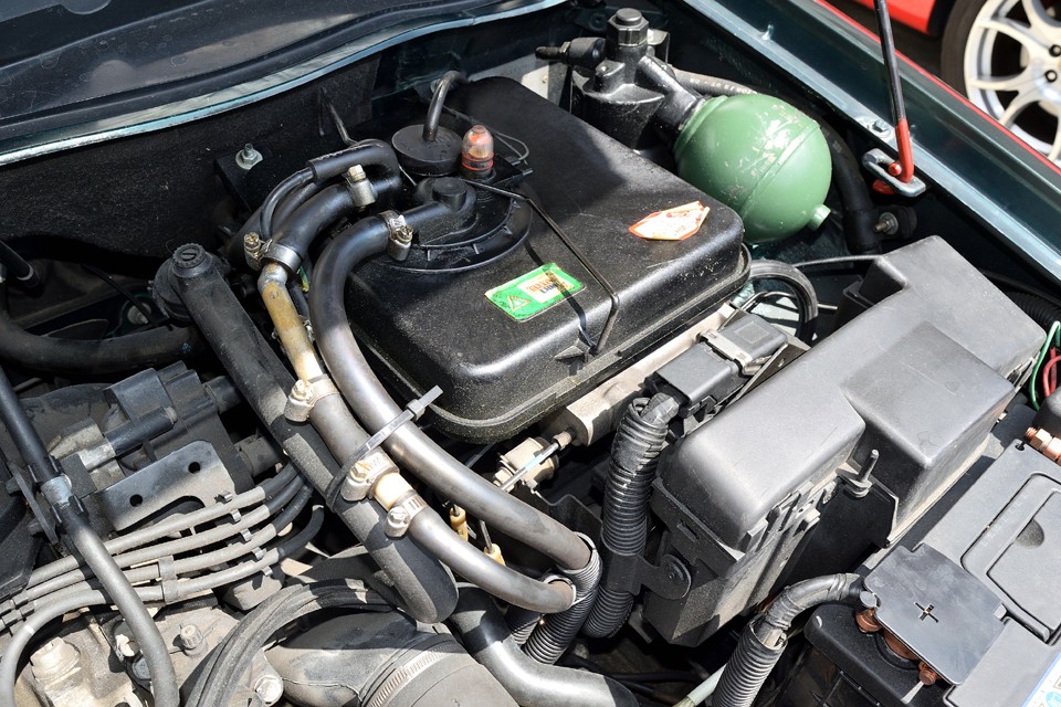 LHMリザーバータンク上部にはお決まりのにじみはありますが許容範囲かと。それより、前述の通りリターンホースが全交換されているのが安心ですね。