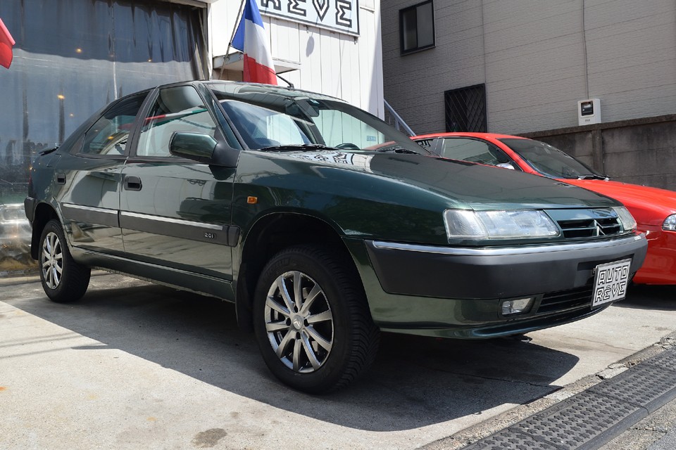 それではハイドロ車高調整の状態です。まずは最高位のメンテナンスモード。初めてご覧になるとビックリするくらい上がります。どうやってタイヤくっ付いてるの？的な（笑）