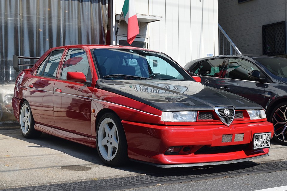 ボディサイドの白いラインと巨大なアルファロゴ、白い専用アルミにツェンダーのエアロが特徴のリミテッド！これで官能のV6エキゾーストを味わったら・・・ククゥ～！