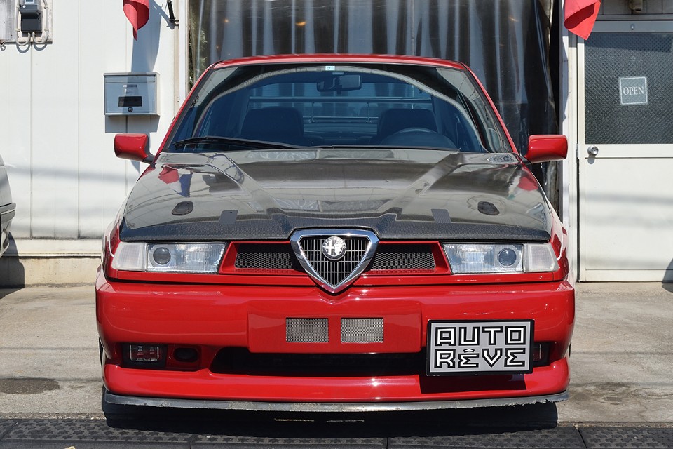 既にお分かりだと思いますが、ボンネットは正真正銘フルカーボン！カーボン特有の玉虫のように妖しく光る姿がたまりません！