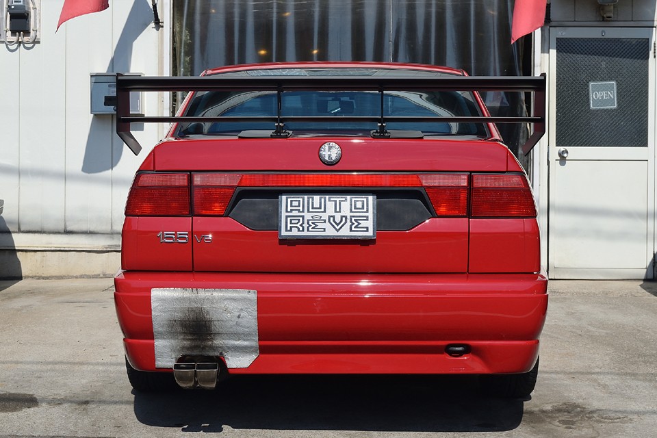 そして目を引く巨大なリアウイングは、ALFA CORSE製ワークスカーをベースに独自のチューニングを施し、JTCCに参戦した老舗アルファロメオチューナーのユニコルセ製可変機構付きアルミリアウイング！