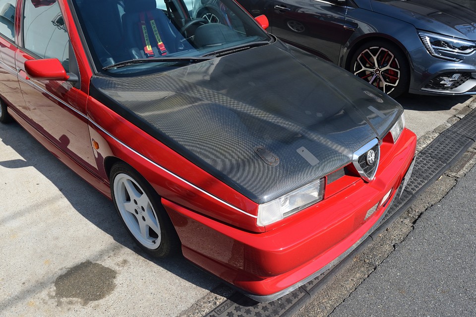 カーボンの妖しい輝きは、どんな塗装よりも魅力的！もちろんフロントヘビーなV6ですから、少しでも軽量化できる実用的なメリットも！