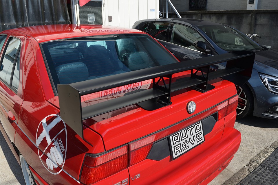 巨大なリアウイングはアルミ製なので見た目と違いかなり軽量！数段階でのフラップ角度の調整も可能なレーシングユースの本格派。