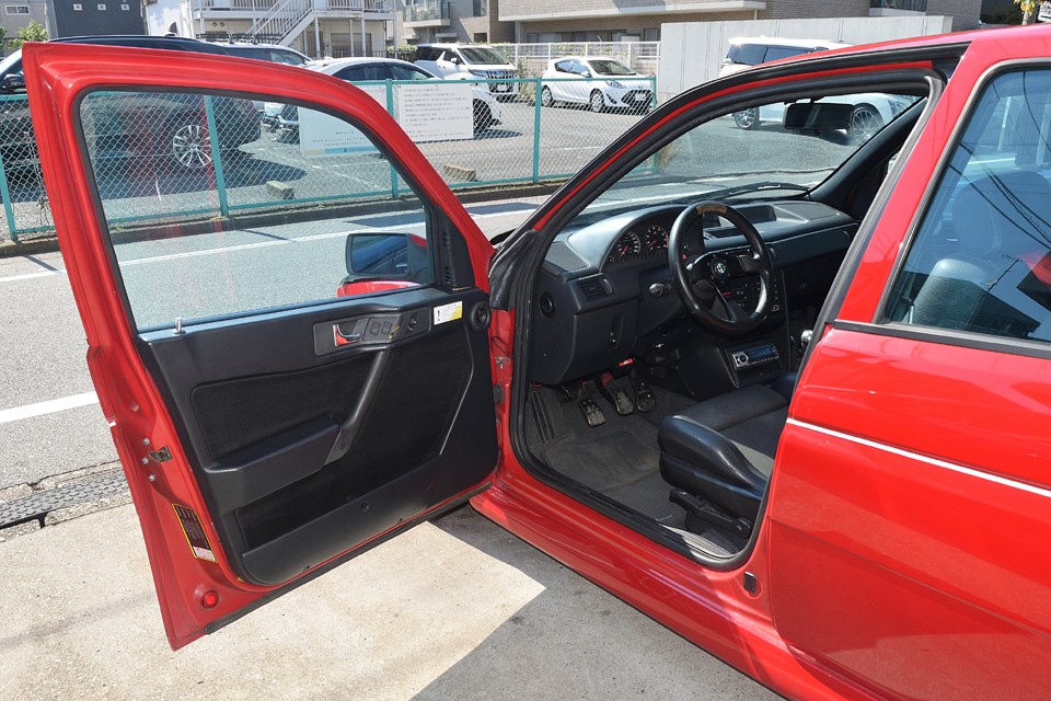 ウイング、マフラーで熱くなってしまいましたが、続いてインテリアのご紹介です。どうぞ～！