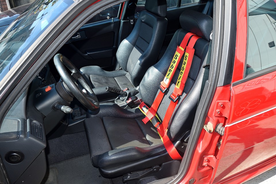 V6リミテッド専用のホールドの良さそうなバケットタイプのシートにSabeltのシートベルト・・・気分はラリーニ？ナニーニ？