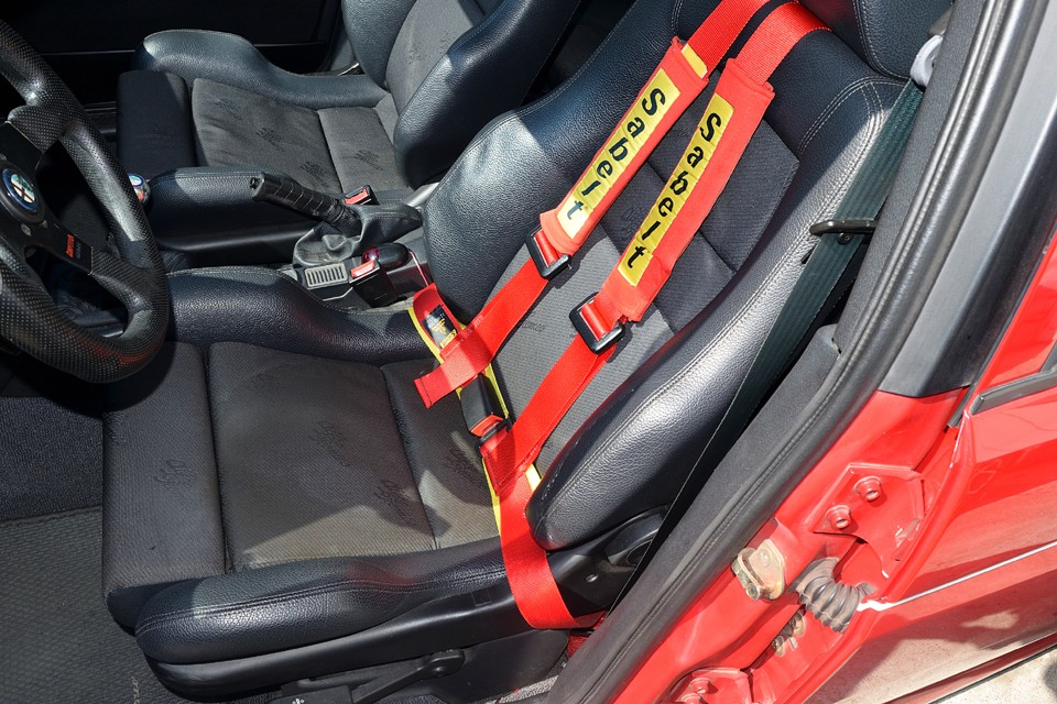 ちなみにノーマルシートベルトも使用可能な状態ですので、普段はノーマル、「ここ一番！」の時に、このSabeltシートベルト！がよろしいかと。