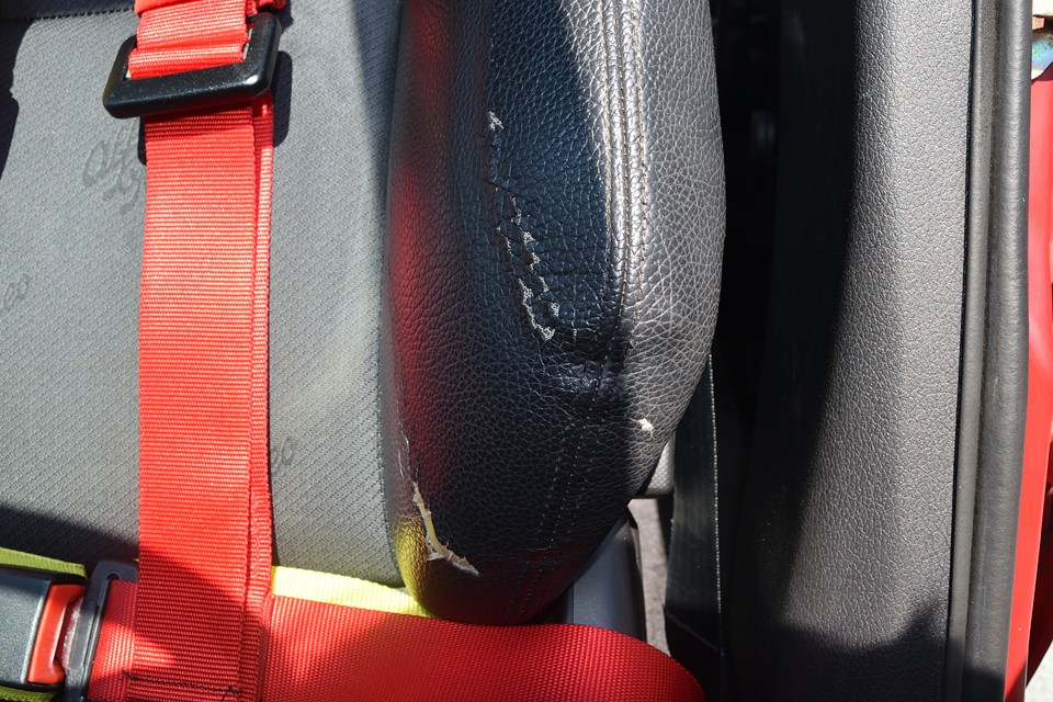 年式、走行距離から考えるとかなり良い状態のシートですが、もちろん経年劣化はあるわけで・・・乗り降りの際にどうしても荷重の掛かる運転席左側のサイドサポート部にご覧の劣化があります。