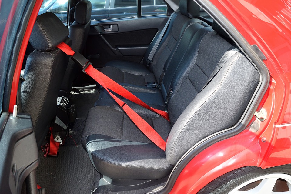 リアシートはあまり使用されていなかったようで、表皮、クッションともに、とても良い状態です。ちなみにドライバーズシートのSabelt装着時はこんな状態ですが・・・。