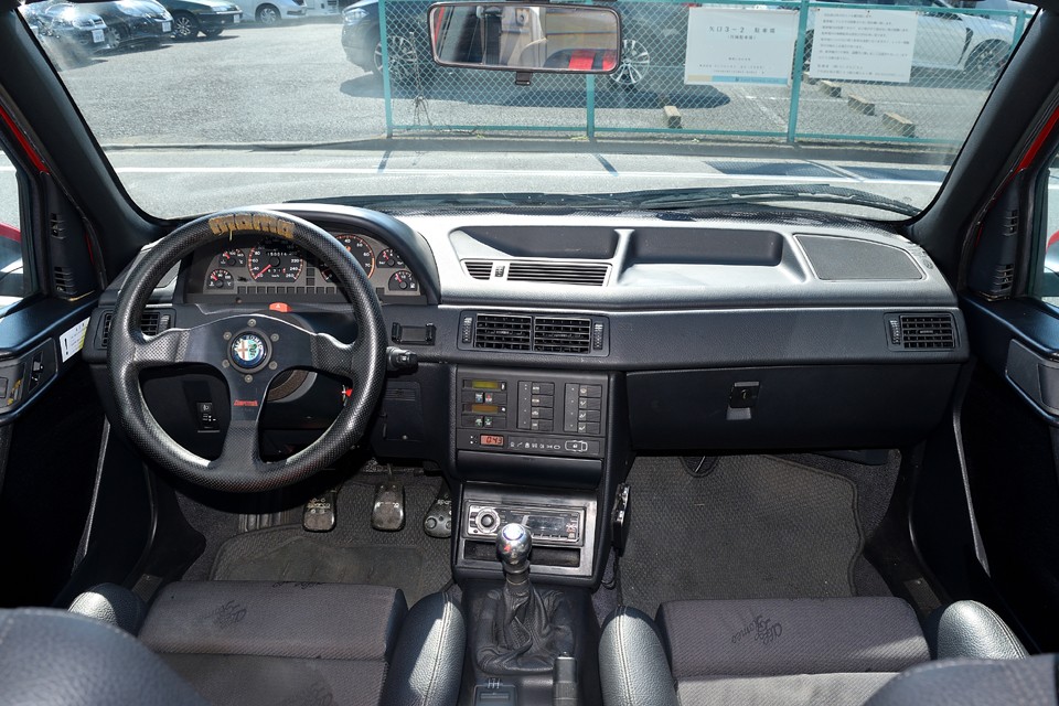 アルファですねぇ、155ですねぇ、すべての操作系がドライバー方向に向けられ、ドライバーズカーであることを物語ります。