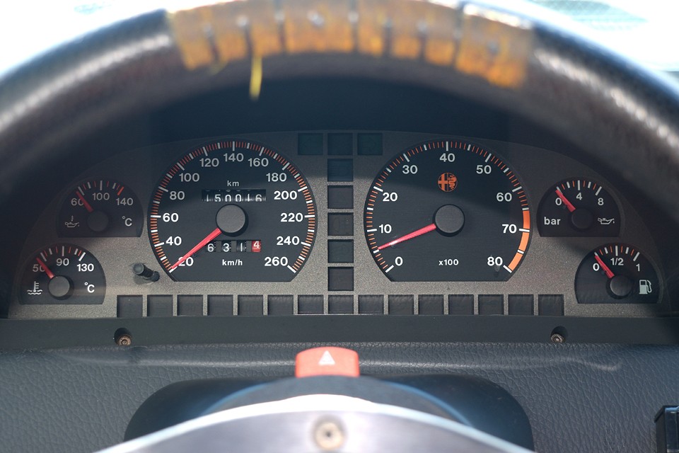 実走行150,000km。走行が少し多めなのは走りの楽しいクルマの宿命でしょうか・・・でも25年を経過したクルマなので換算すれば年平均6,000kmほど。適度に乗られていたと考えると、極端に走行の少ない個体よりは、個人的には安心出来ると思います。